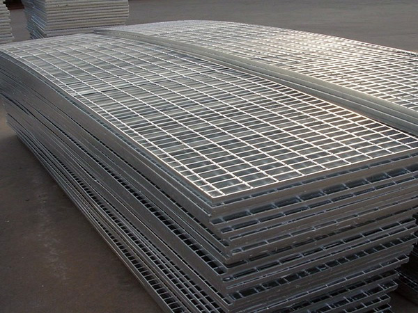 平面型扁鋼中心間距40mm安全荷載與跨距及撓度關系表